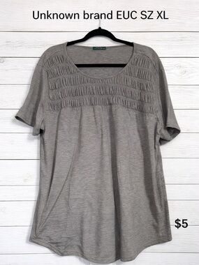 Source Unknown Gray Short Sleeve Scoop Neck Top with Smocked Yoke